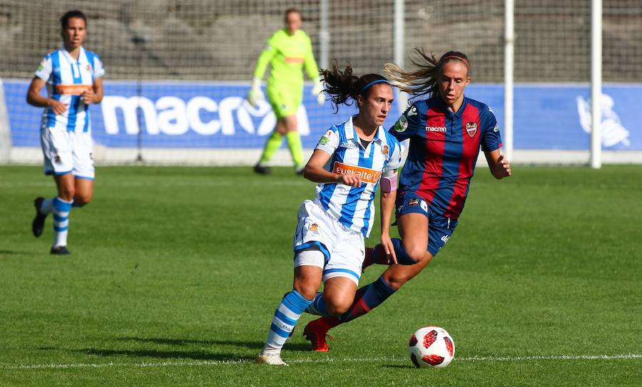 La Real Sociedad no ha podido superar al Levante UD este domingo en Zubieta. Las txuri-urdin tenían todo de su parte: un equipo muy motivado, sol y temperatura perfecta para disputar la batalla y una afición que no ha dejado de animar sus colores durante los más de 90 minutos de partido. Pero, a pesar de contar con todos los ingredientes, cuando el árbitro ha dado por finalizada la reñida disputa entre la Real y el Levante UD, el luminoso marcaba un claro 1-2 a favor de las visitantes.