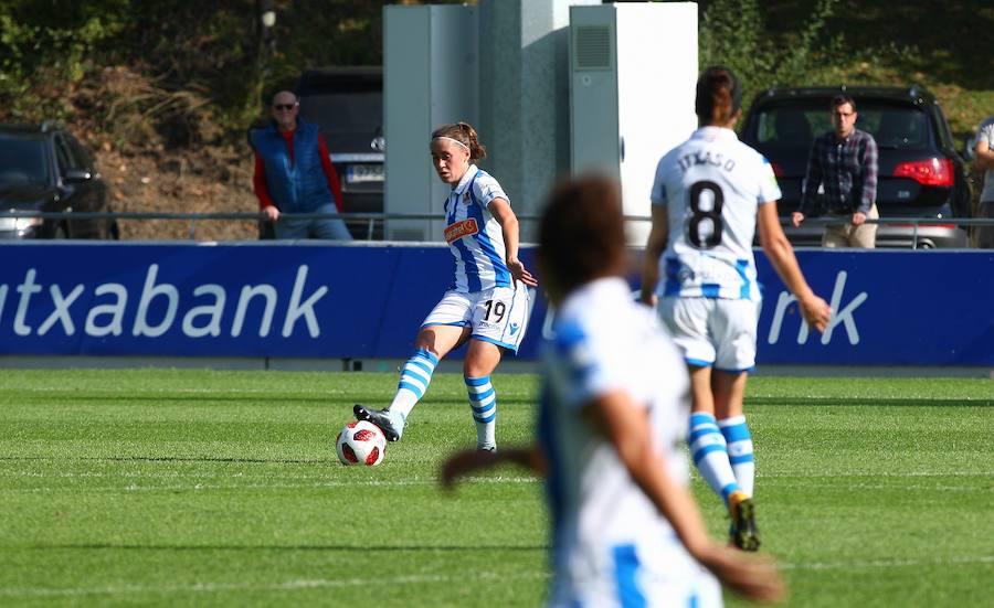 La Real Sociedad no ha podido superar al Levante UD este domingo en Zubieta. Las txuri-urdin tenían todo de su parte: un equipo muy motivado, sol y temperatura perfecta para disputar la batalla y una afición que no ha dejado de animar sus colores durante los más de 90 minutos de partido. Pero, a pesar de contar con todos los ingredientes, cuando el árbitro ha dado por finalizada la reñida disputa entre la Real y el Levante UD, el luminoso marcaba un claro 1-2 a favor de las visitantes.