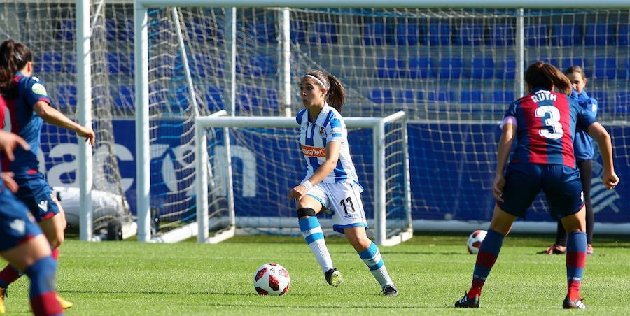 La Real Sociedad no ha podido superar al Levante UD este domingo en Zubieta. Las txuri-urdin tenían todo de su parte: un equipo muy motivado, sol y temperatura perfecta para disputar la batalla y una afición que no ha dejado de animar sus colores durante los más de 90 minutos de partido. Pero, a pesar de contar con todos los ingredientes, cuando el árbitro ha dado por finalizada la reñida disputa entre la Real y el Levante UD, el luminoso marcaba un claro 1-2 a favor de las visitantes.