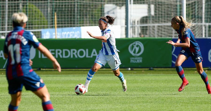 La Real Sociedad no ha podido superar al Levante UD este domingo en Zubieta. Las txuri-urdin tenían todo de su parte: un equipo muy motivado, sol y temperatura perfecta para disputar la batalla y una afición que no ha dejado de animar sus colores durante los más de 90 minutos de partido. Pero, a pesar de contar con todos los ingredientes, cuando el árbitro ha dado por finalizada la reñida disputa entre la Real y el Levante UD, el luminoso marcaba un claro 1-2 a favor de las visitantes.