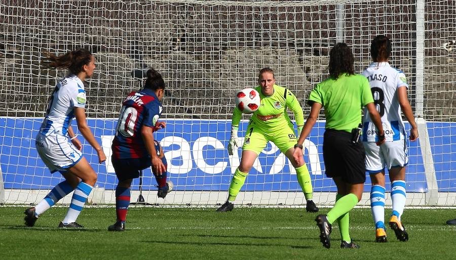 La Real Sociedad no ha podido superar al Levante UD este domingo en Zubieta. Las txuri-urdin tenían todo de su parte: un equipo muy motivado, sol y temperatura perfecta para disputar la batalla y una afición que no ha dejado de animar sus colores durante los más de 90 minutos de partido. Pero, a pesar de contar con todos los ingredientes, cuando el árbitro ha dado por finalizada la reñida disputa entre la Real y el Levante UD, el luminoso marcaba un claro 1-2 a favor de las visitantes.