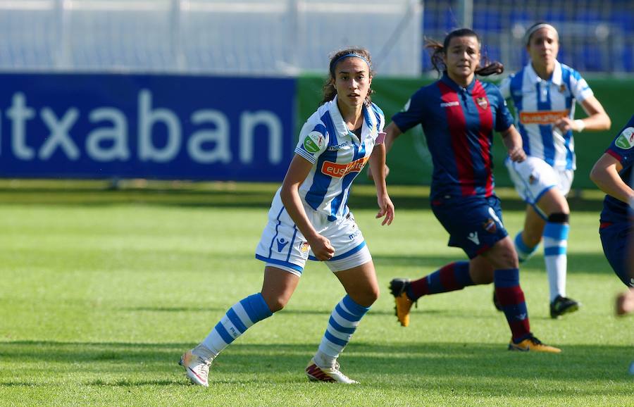 La Real Sociedad no ha podido superar al Levante UD este domingo en Zubieta. Las txuri-urdin tenían todo de su parte: un equipo muy motivado, sol y temperatura perfecta para disputar la batalla y una afición que no ha dejado de animar sus colores durante los más de 90 minutos de partido. Pero, a pesar de contar con todos los ingredientes, cuando el árbitro ha dado por finalizada la reñida disputa entre la Real y el Levante UD, el luminoso marcaba un claro 1-2 a favor de las visitantes.