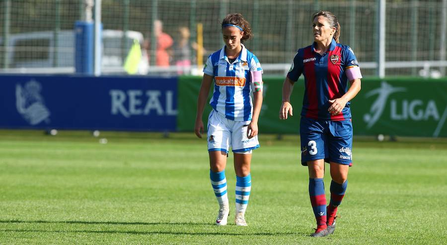 La Real Sociedad no ha podido superar al Levante UD este domingo en Zubieta. Las txuri-urdin tenían todo de su parte: un equipo muy motivado, sol y temperatura perfecta para disputar la batalla y una afición que no ha dejado de animar sus colores durante los más de 90 minutos de partido. Pero, a pesar de contar con todos los ingredientes, cuando el árbitro ha dado por finalizada la reñida disputa entre la Real y el Levante UD, el luminoso marcaba un claro 1-2 a favor de las visitantes.