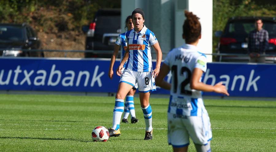 La Real Sociedad no ha podido superar al Levante UD este domingo en Zubieta. Las txuri-urdin tenían todo de su parte: un equipo muy motivado, sol y temperatura perfecta para disputar la batalla y una afición que no ha dejado de animar sus colores durante los más de 90 minutos de partido. Pero, a pesar de contar con todos los ingredientes, cuando el árbitro ha dado por finalizada la reñida disputa entre la Real y el Levante UD, el luminoso marcaba un claro 1-2 a favor de las visitantes.