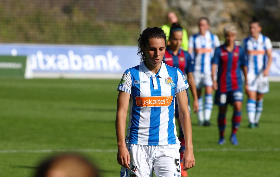 La Real Sociedad no ha podido superar al Levante UD este domingo en Zubieta. Las txuri-urdin tenían todo de su parte: un equipo muy motivado, sol y temperatura perfecta para disputar la batalla y una afición que no ha dejado de animar sus colores durante los más de 90 minutos de partido. Pero, a pesar de contar con todos los ingredientes, cuando el árbitro ha dado por finalizada la reñida disputa entre la Real y el Levante UD, el luminoso marcaba un claro 1-2 a favor de las visitantes.