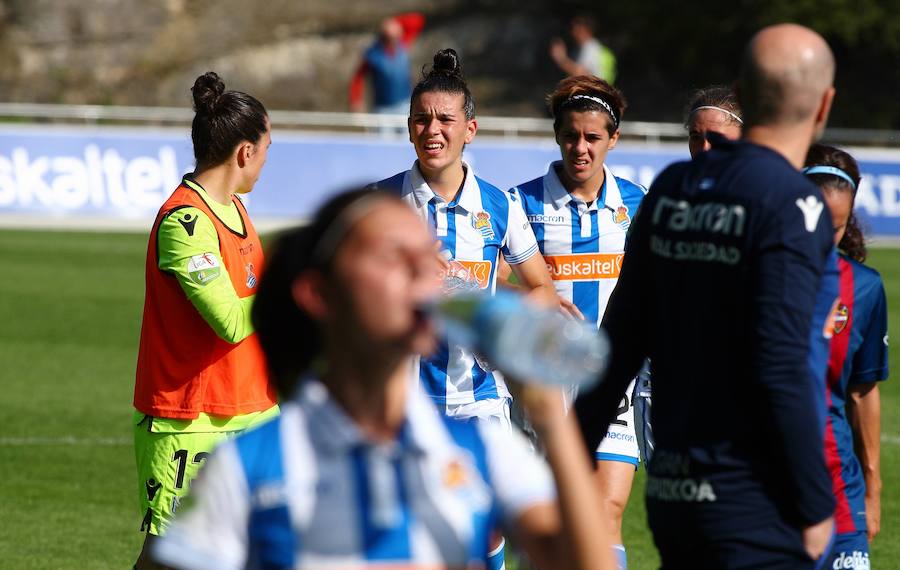 La Real Sociedad no ha podido superar al Levante UD este domingo en Zubieta. Las txuri-urdin tenían todo de su parte: un equipo muy motivado, sol y temperatura perfecta para disputar la batalla y una afición que no ha dejado de animar sus colores durante los más de 90 minutos de partido. Pero, a pesar de contar con todos los ingredientes, cuando el árbitro ha dado por finalizada la reñida disputa entre la Real y el Levante UD, el luminoso marcaba un claro 1-2 a favor de las visitantes.