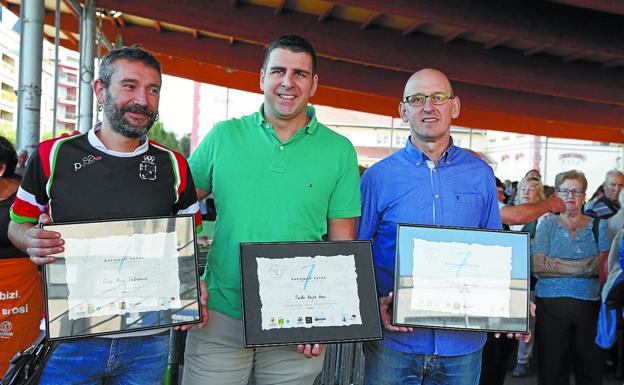 Bares. Propietarios de los bares Goiz Argi, Txoko y Rufino con sus diplomas tras el concurso de pintxos. 