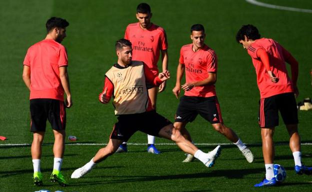 Sergio Ramos en el rondo del entrenamiento del Real Madrid