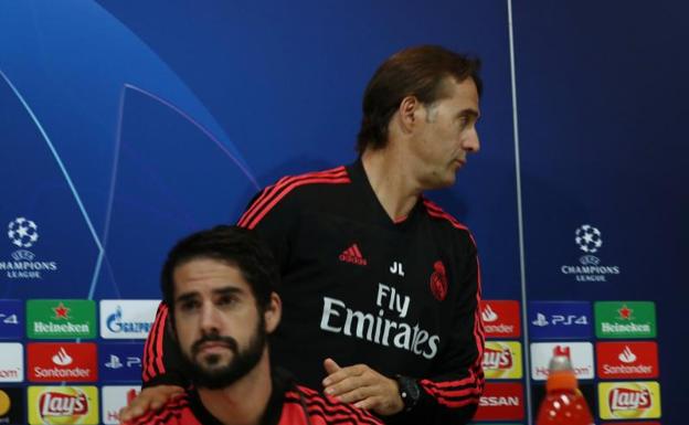 Isco, mientras Lopetegui abandona la conferencia de prensa en Valdebebas. 