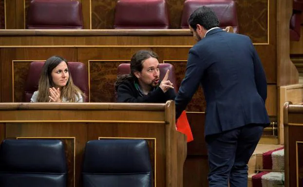 Pablo Iglesias conversa con Alberto Garzón ante la diputada Ione Belarra en el pleno de este martes en el Congreso.