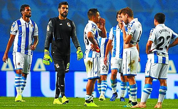 Los realistas se lamentan al final del partido tras no conseguir la victoria. 