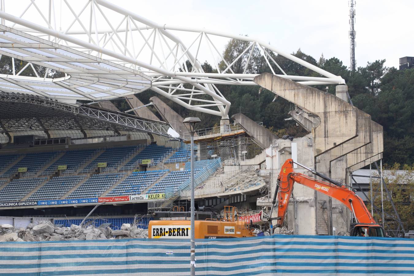 Las obras del estadio de la Real Sociedad avanzan a buen ritmo y ya no queda nada del viejo fondo norte de Anoeta.