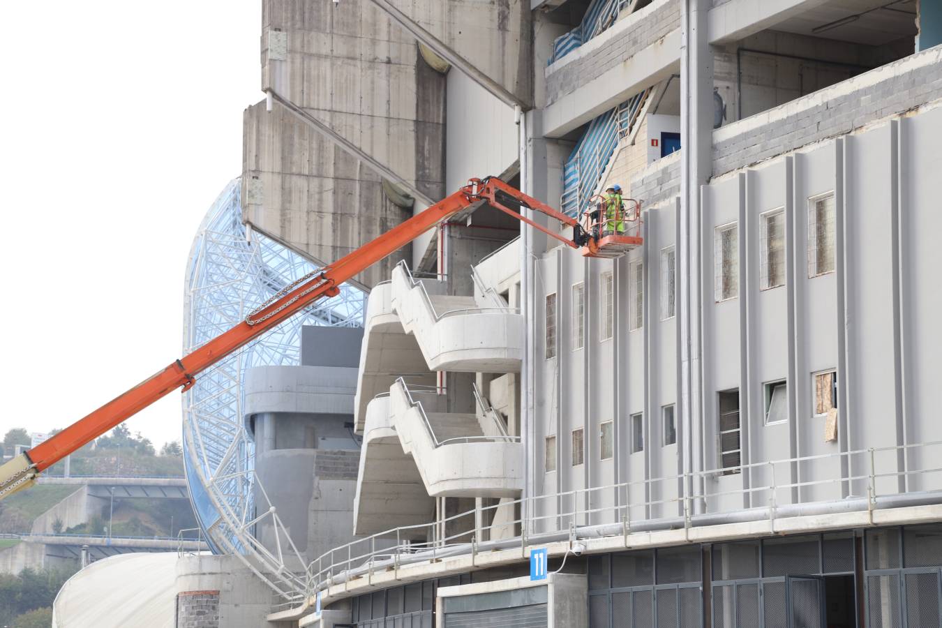 Las obras del estadio de la Real Sociedad avanzan a buen ritmo y ya no queda nada del viejo fondo norte de Anoeta.