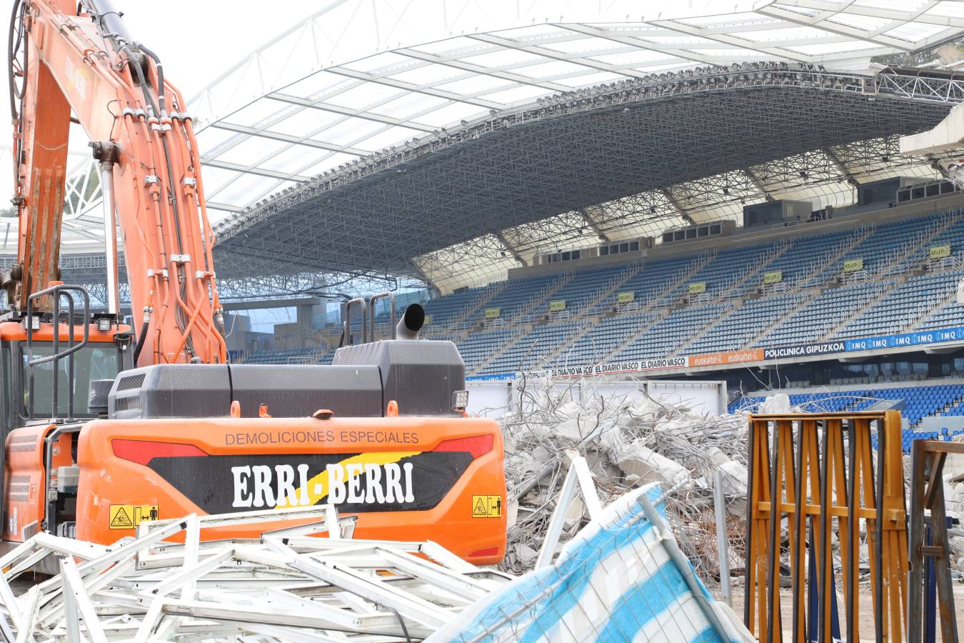 Las obras del estadio de la Real Sociedad avanzan a buen ritmo y ya no queda nada del viejo fondo norte de Anoeta.