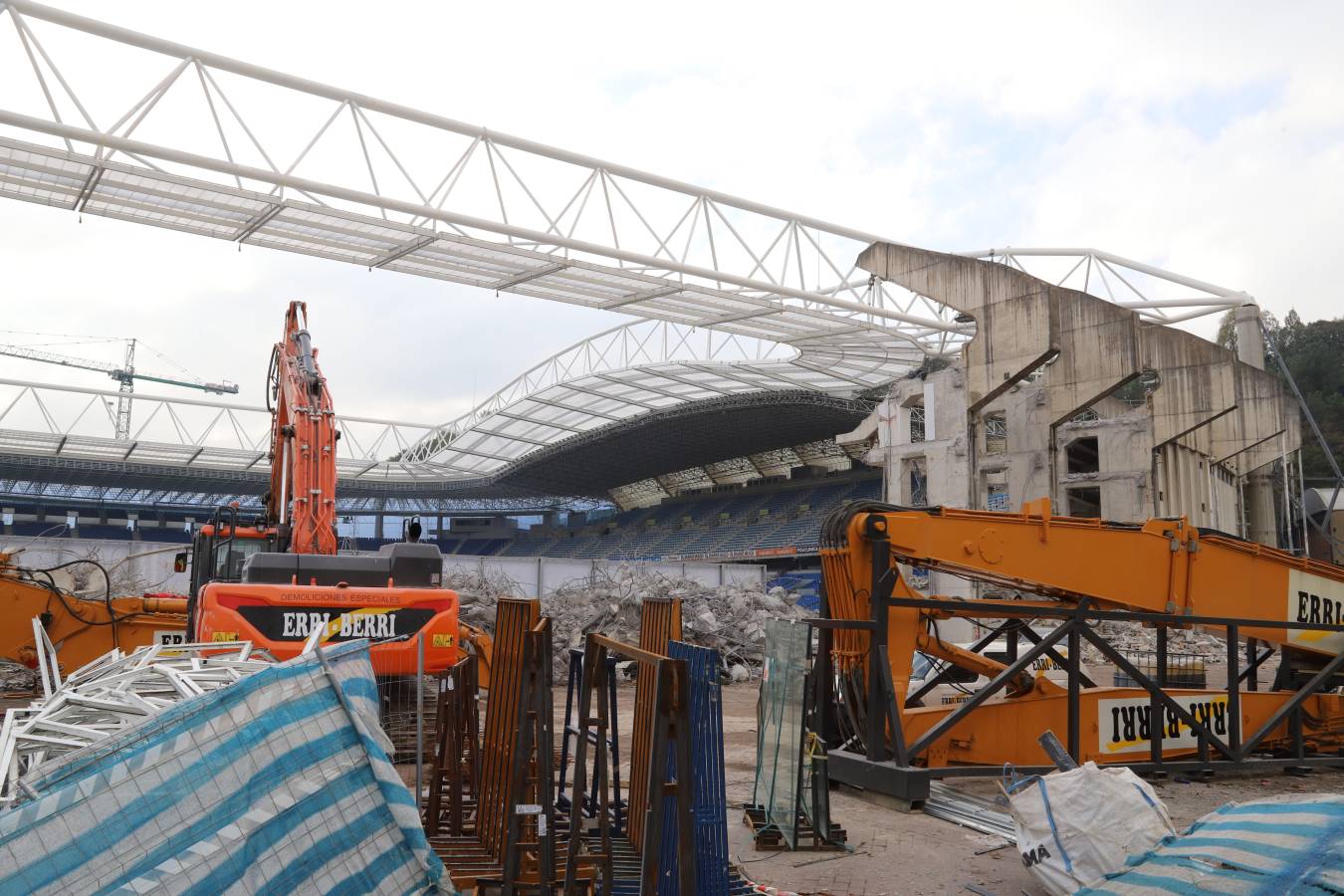 Las obras del estadio de la Real Sociedad avanzan a buen ritmo y ya no queda nada del viejo fondo norte de Anoeta.