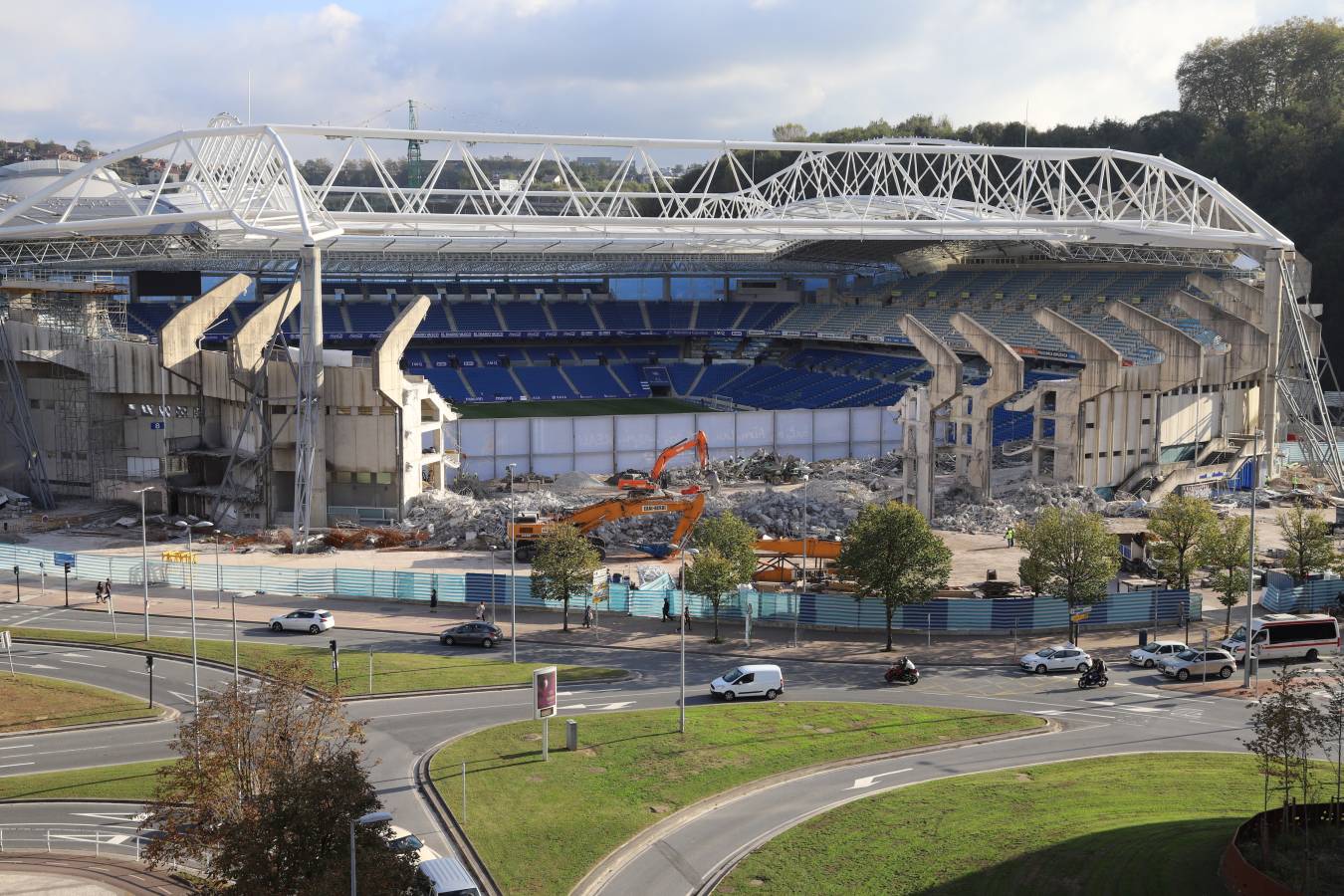 Las obras del estadio de la Real Sociedad avanzan a buen ritmo y ya no queda nada del viejo fondo norte de Anoeta.