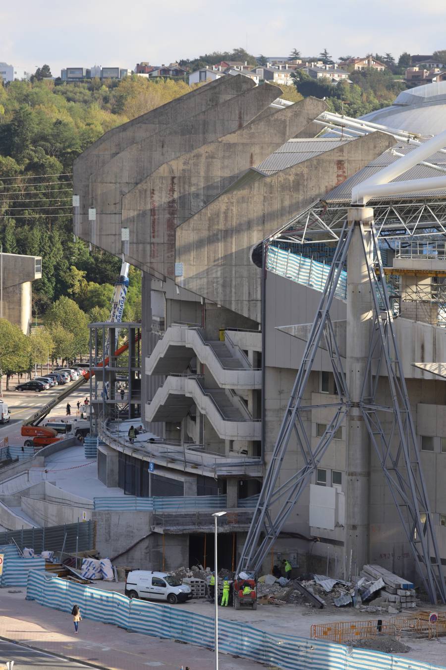 Las obras del estadio de la Real Sociedad avanzan a buen ritmo y ya no queda nada del viejo fondo norte de Anoeta.