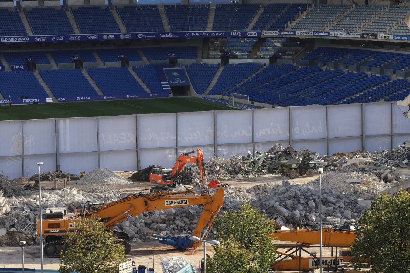 Las obras del estadio de la Real Sociedad avanzan a buen ritmo y ya no queda nada del viejo fondo norte de Anoeta.