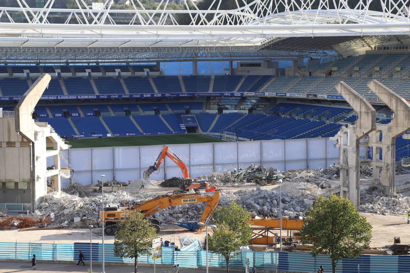 Las obras del estadio de la Real Sociedad avanzan a buen ritmo y ya no queda nada del viejo fondo norte de Anoeta.