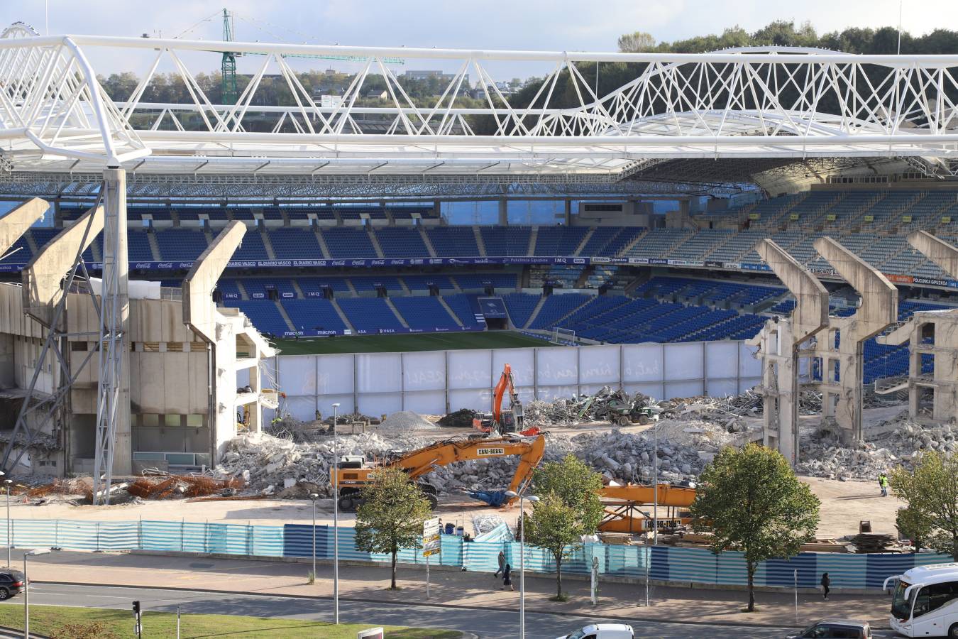 Las obras del estadio de la Real Sociedad avanzan a buen ritmo y ya no queda nada del viejo fondo norte de Anoeta.