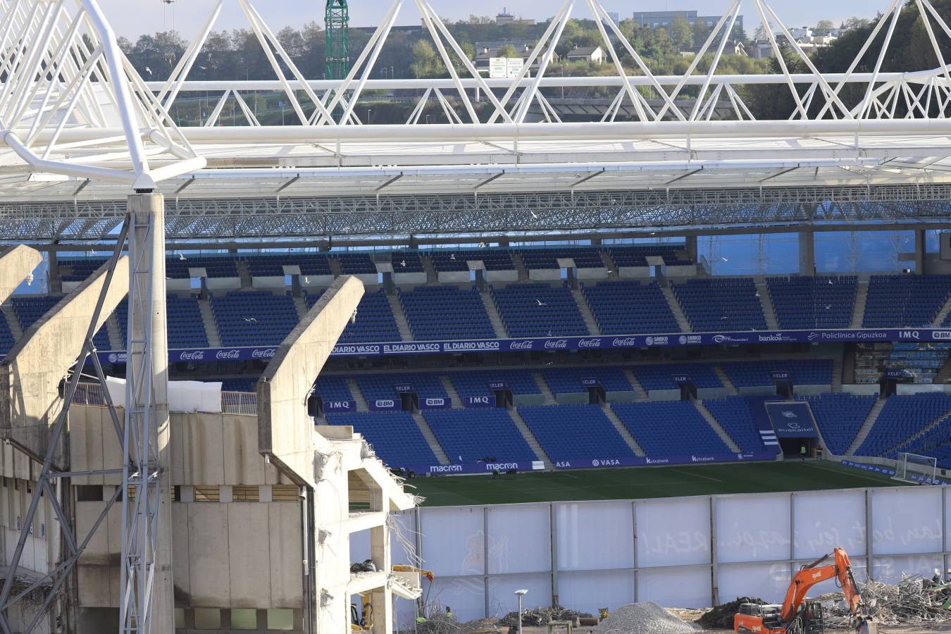 Las obras del estadio de la Real Sociedad avanzan a buen ritmo y ya no queda nada del viejo fondo norte de Anoeta.