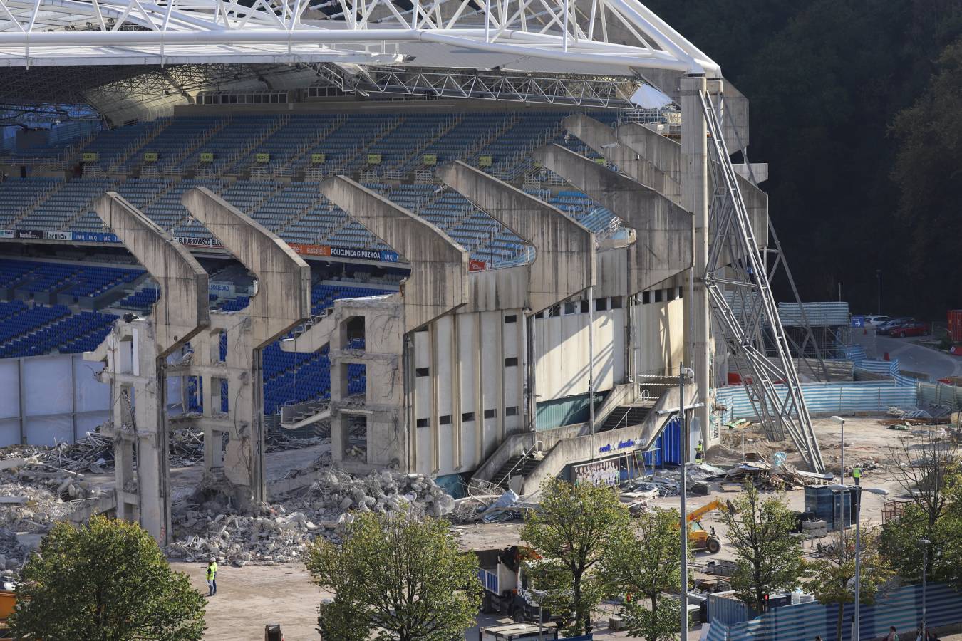 Las obras del estadio de la Real Sociedad avanzan a buen ritmo y ya no queda nada del viejo fondo norte de Anoeta.