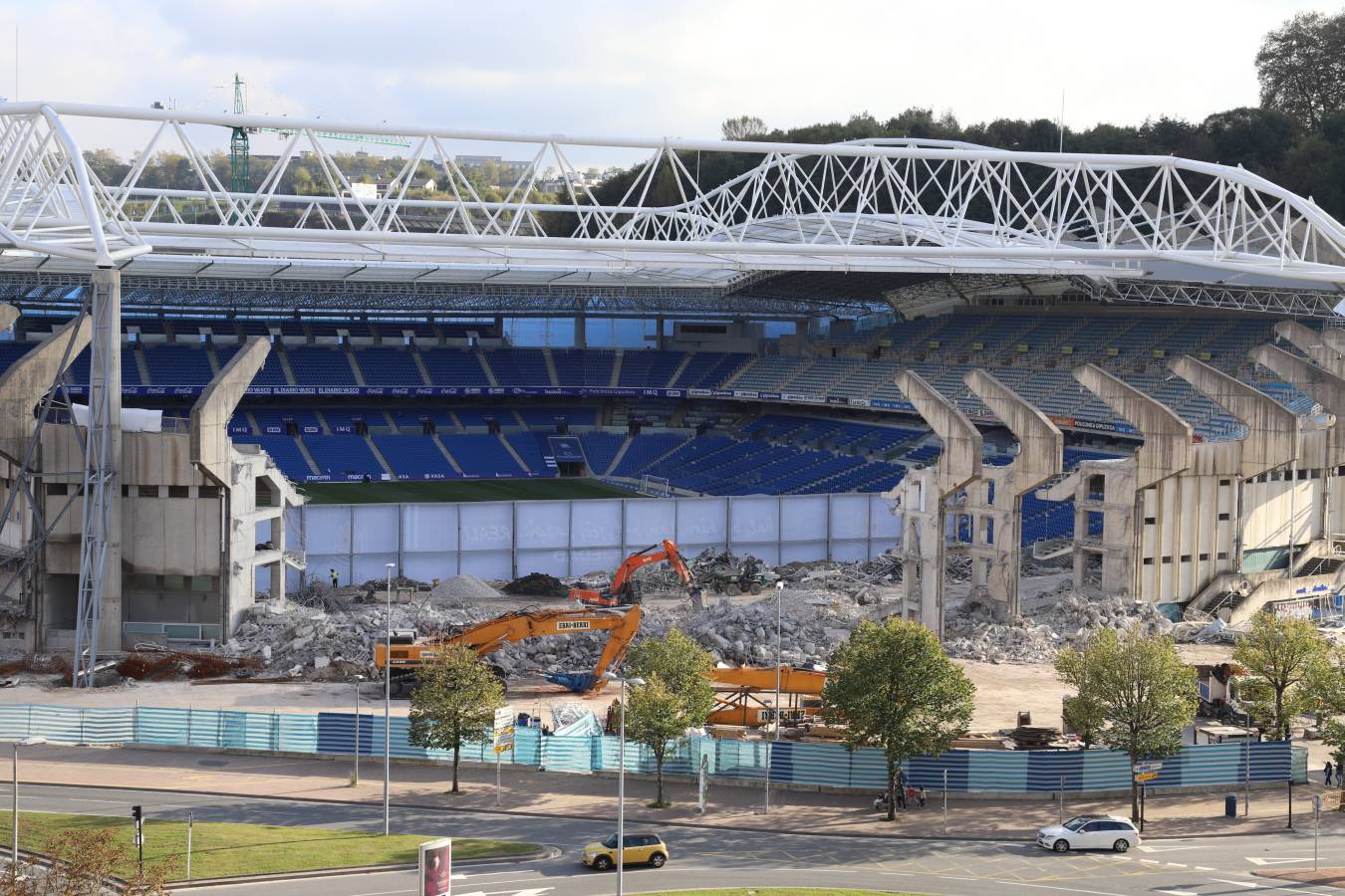 Las obras del estadio de la Real Sociedad avanzan a buen ritmo y ya no queda nada del viejo fondo norte de Anoeta.