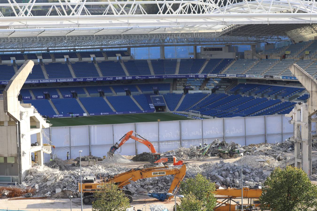 Las obras del estadio de la Real Sociedad avanzan a buen ritmo y ya no queda nada del viejo fondo norte de Anoeta.