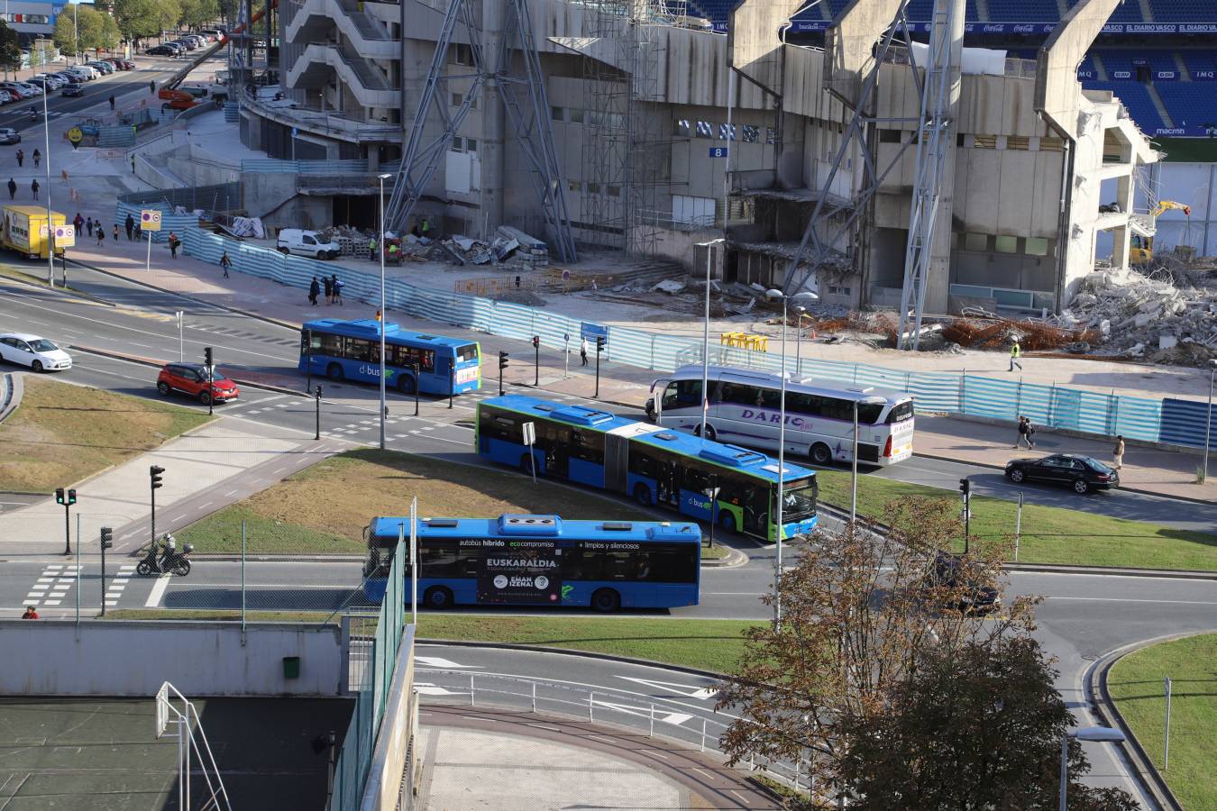 Las obras del estadio de la Real Sociedad avanzan a buen ritmo y ya no queda nada del viejo fondo norte de Anoeta.