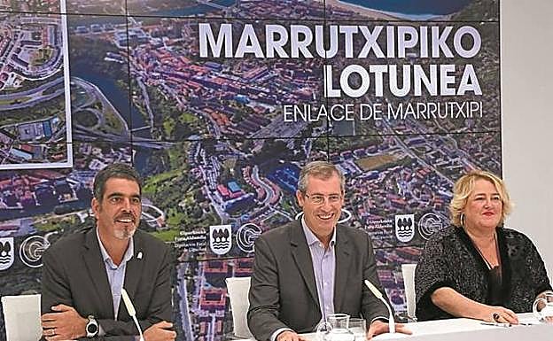 Eneko Goia, Markel Olano y Aintzane Oiarbide, en la Diputación.