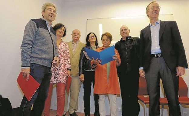 Los promotores del manifiesto federalista, con Alberto López Basaguren a la derecha, ayer en la presentación del documento. 