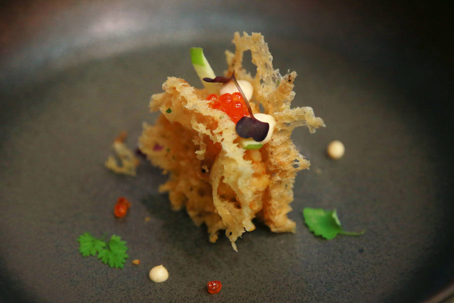 Jorge Otxoa y Félix Jiménez, del restaurante El Mercao de Pamplona, han ganado el XIII Campeonato de Pintxos de Euskal Herria, celebrado en el Kursaal de San Sebastián, con una propuesta bautizada como «Camarón de la Concha», elaborada de dos tortillas de camarón que encierran una elaboración de txangurro a la donostiarra.