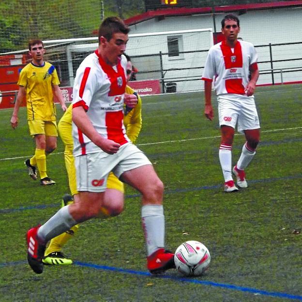 Oier Aldave que conduce el balón fue el más regular de los locales.