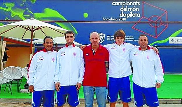 Los irundarras frente al mítico frontón olímpico del Valle de Hebrón.