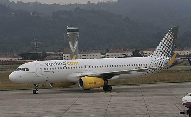 Imagen de archivo de un avión de Vueling en la pista del aeropuerto de Loiu. 