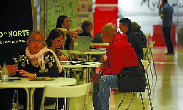 En persona. Las empresas pudieron conocer a los candidatos a los puestos que ofertaban. 