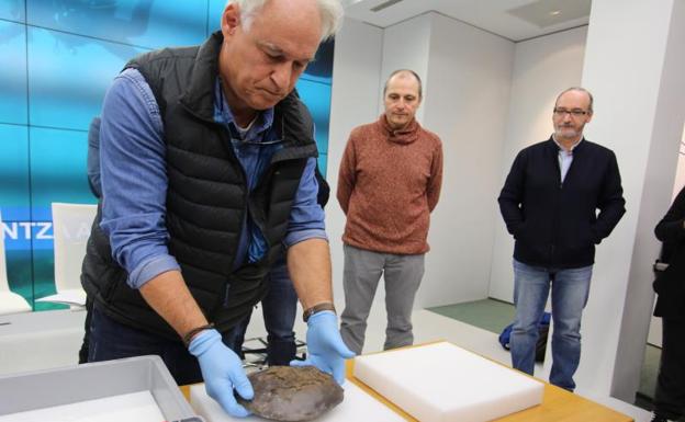 Presentación del lingote de plata encontrado en la bahía de Getaria. 