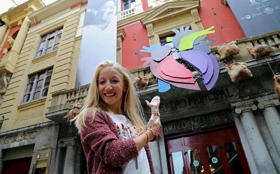 Ainara Rubio, frente a la fachada del Principal de San Sebastián, decorada con motivo de la Semana de Cine de Terror.