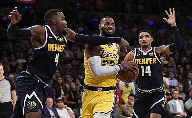 LeBron James, durante el partido contra los Nuggets. 