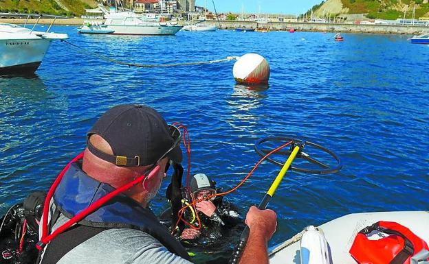 Rastreo de las aguas de Getaria con un detector de metales en busca de otras piezas. 