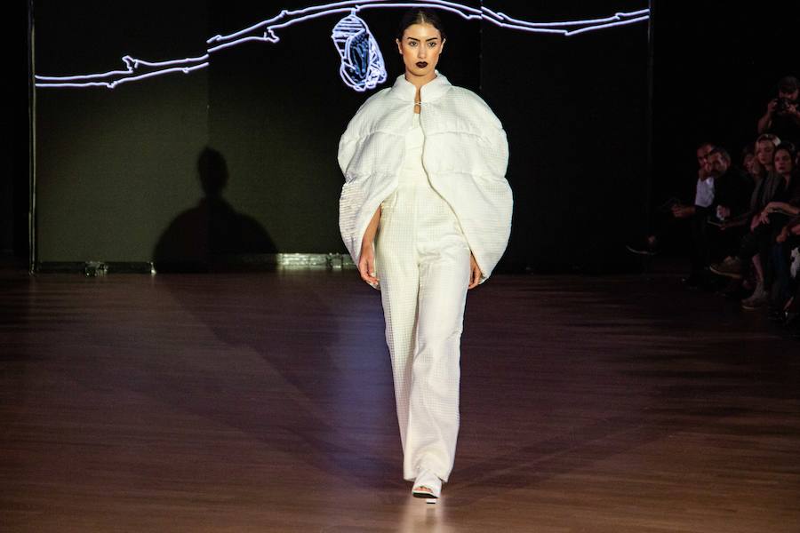 Los diseñadores que durante el último año han llevado a cabo una residencia artística promovida por Kutxa Kultur Moda deslumbraron este viernes en el Museo Balenciaga. La segunda promoción se graduó ayer a lo grande, con un desfile lleno de creatividad, originalidad y colorido en el que cada uno de los cinco diseñadores enseñaron las líneas maestras de la forma en la que entienden la moda. En el ambiente quedó la sensación de que todos ellos han dado un paso al frente y ya no son promesas: pese a su juventud, son ya auténticas realidades.