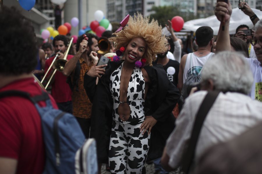 Centenas de personas participan, en Río de Janeiro, en un acto conocido como «Marcha de los Payasos» para apoyar al candidato socialista a la presidencia de Brasil, Fernando Haddad. 