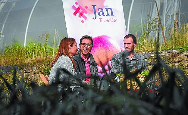 La nueva usuaria Lourdes Rodríguez explica en qué se basará su nuevo proyecto como agricultora en los viveros. Imagen de uno de los invernaderos del terreno. 