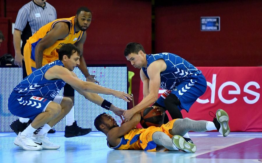 El GBC logra su primera victoria tras vencer con claridad esta tarde en Illunbe al Gran Canaria (74-63). 