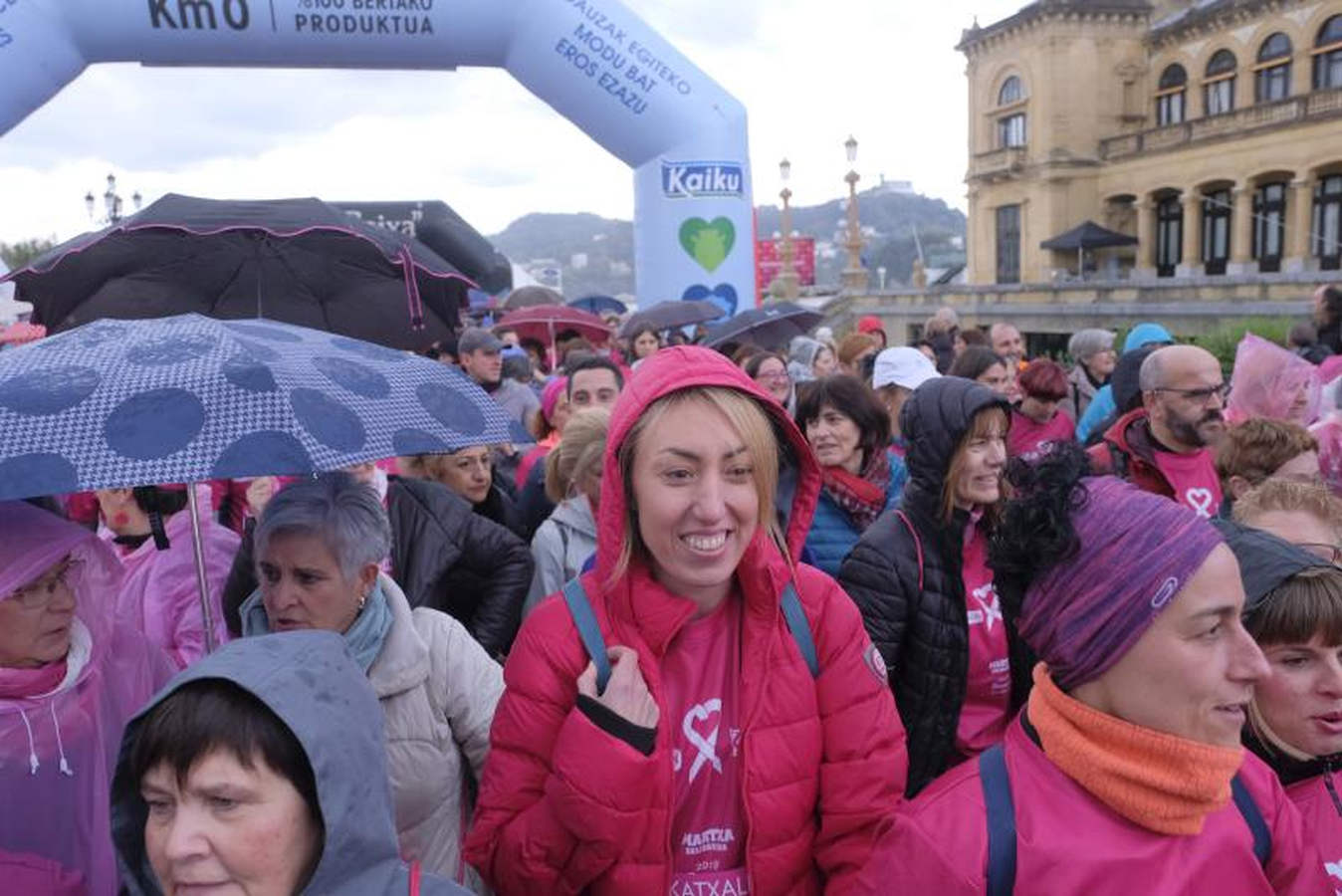 La Asociación Guipuzcoana Katxalin de Apoyo a Mujeres afectadas por el Cáncer de Mama y/o Ginecológico ha salido este domingo a la calle por la séptima marcha solidaria, que ha salido y llegado a Alderdi Eder
