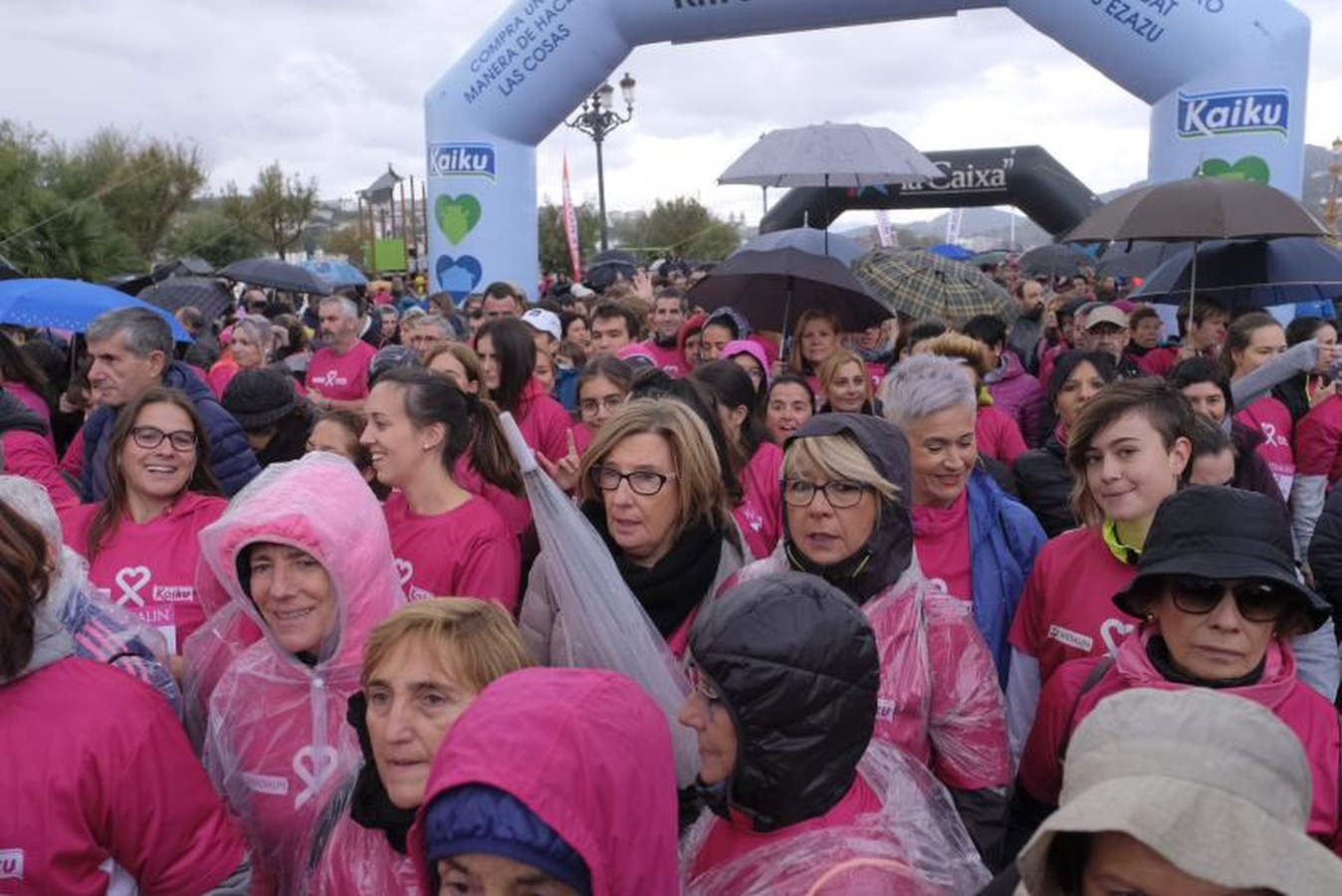 La Asociación Guipuzcoana Katxalin de Apoyo a Mujeres afectadas por el Cáncer de Mama y/o Ginecológico ha salido este domingo a la calle por la séptima marcha solidaria, que ha salido y llegado a Alderdi Eder