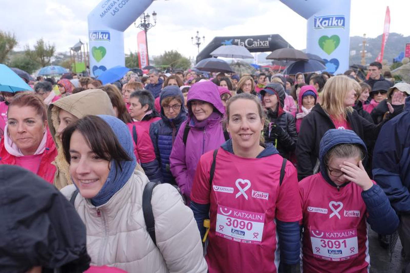 La Asociación Guipuzcoana Katxalin de Apoyo a Mujeres afectadas por el Cáncer de Mama y/o Ginecológico ha salido este domingo a la calle por la séptima marcha solidaria, que ha salido y llegado a Alderdi Eder
