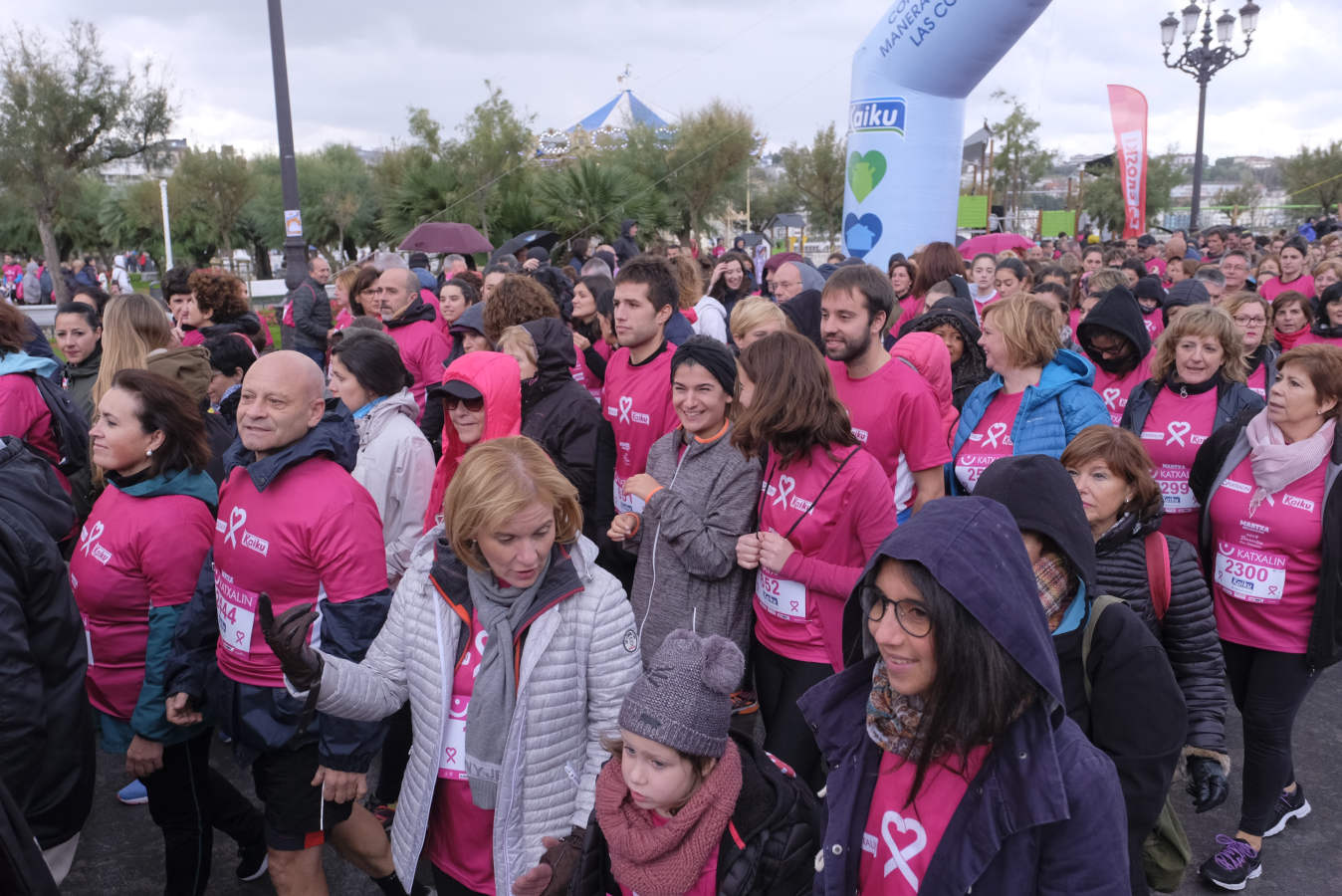 La Asociación Guipuzcoana Katxalin de Apoyo a Mujeres afectadas por el Cáncer de Mama y/o Ginecológico ha salido este domingo a la calle por la séptima marcha solidaria, que ha salido y llegado a Alderdi Eder
