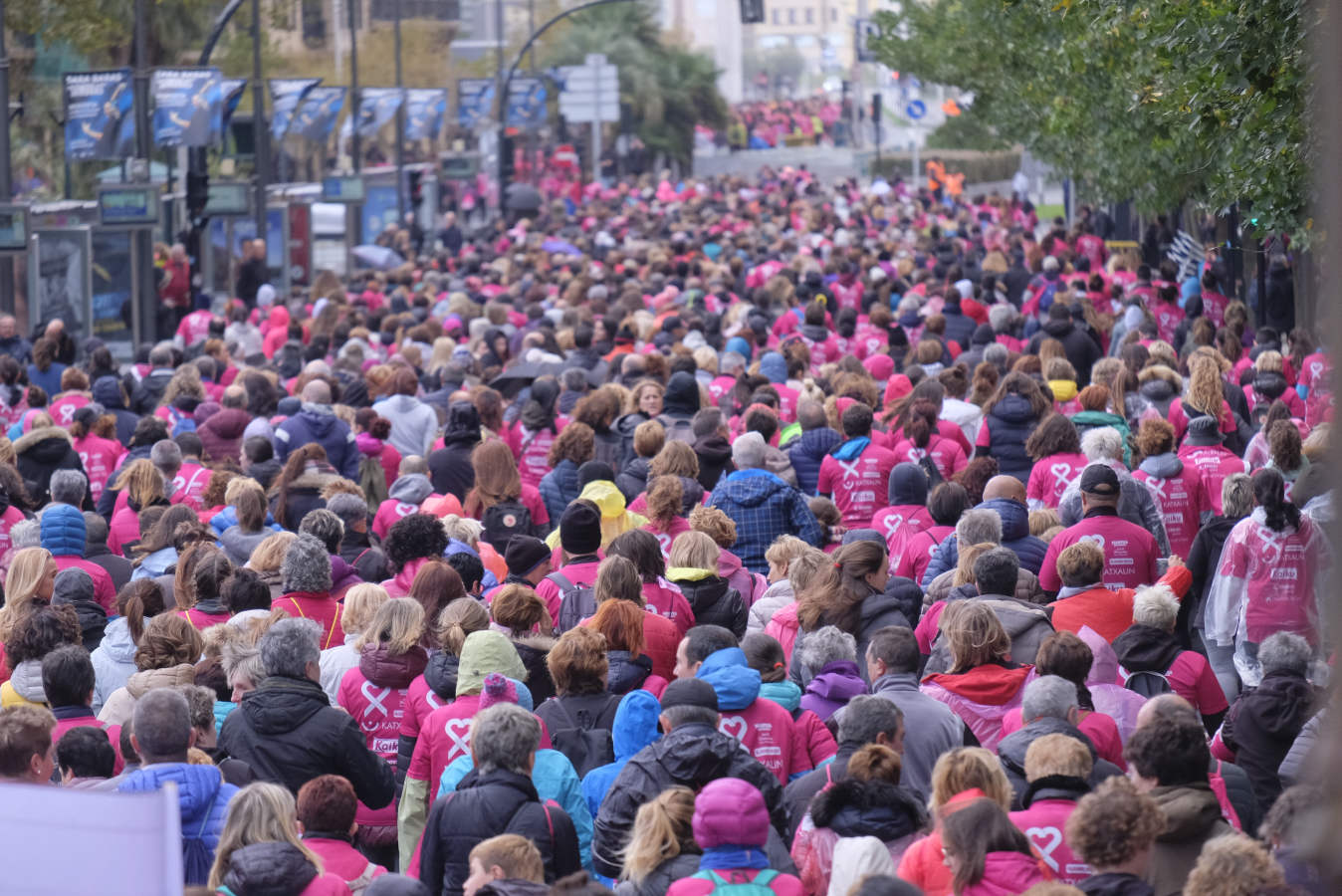 La Asociación Guipuzcoana Katxalin de Apoyo a Mujeres afectadas por el Cáncer de Mama y/o Ginecológico ha salido este domingo a la calle por la séptima marcha solidaria, que ha salido y llegado a Alderdi Eder