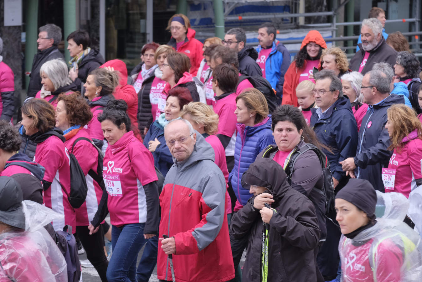 La Asociación Guipuzcoana Katxalin de Apoyo a Mujeres afectadas por el Cáncer de Mama y/o Ginecológico ha salido este domingo a la calle por la séptima marcha solidaria, que ha salido y llegado a Alderdi Eder